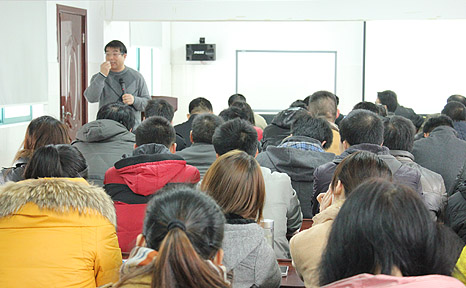 安邦邀請(qǐng)著名經(jīng)濟(jì)學(xué)教授陸滿平來企做“融資上市”培訓(xùn)(圖1)