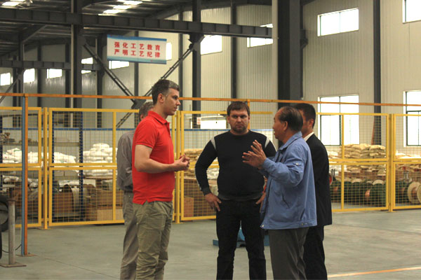 俄羅斯客戶到安邦集團(tuán)參觀考察電伴熱工廠和電地暖生產(chǎn)線(圖1)