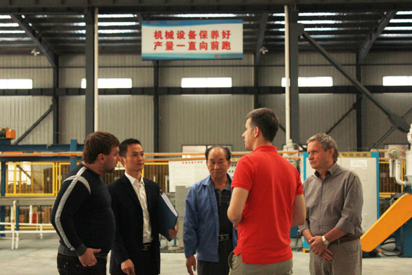 俄羅斯客戶到安邦集團(tuán)參觀考察電伴熱工廠和電地暖生產(chǎn)線(圖2)