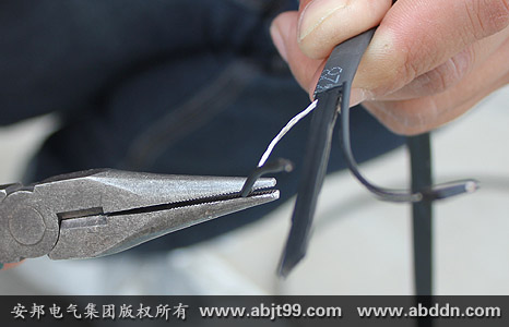 剝?nèi)グ诮饘賹?dǎo)線(xiàn)上的PTC導(dǎo)電塑料