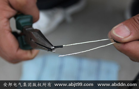 清理剝開(kāi)的金屬導(dǎo)線(xiàn)