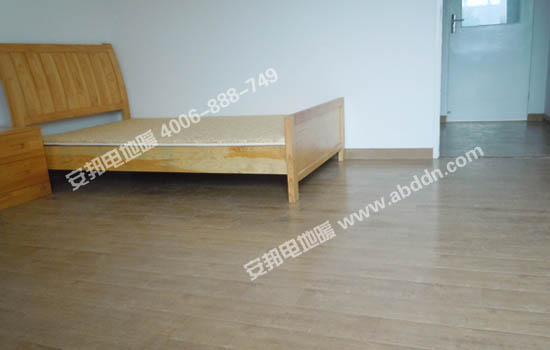 復(fù)合木地板鋪設(shè)完畢，交付使用